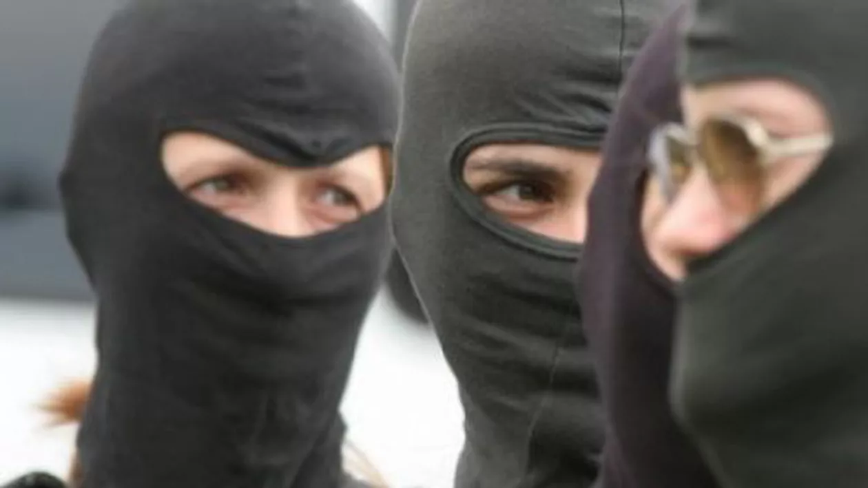 Jaf de 30.000 de euro comis în Capitală de 5 bărbați care au pretins că sunt polițiști