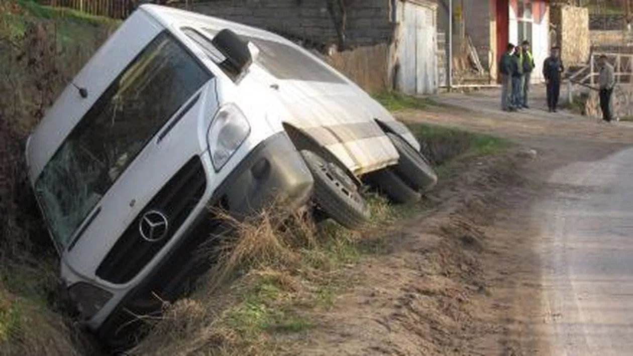 Zece persoane au fost rănite în urma unui accident de microbuz în județul Brașov
