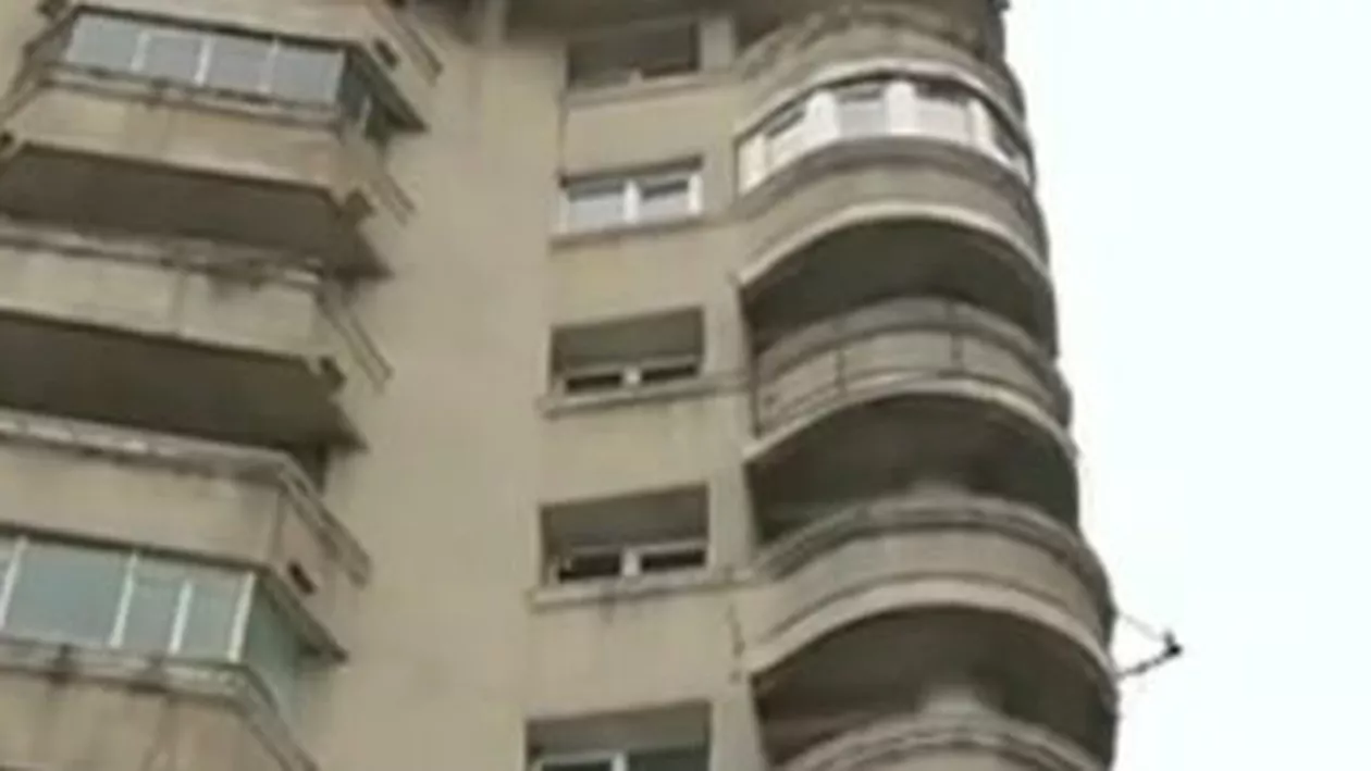 Un bărbat ameninţă că se aruncă de la etajul nouă al unui bloc din centrul Capitalei