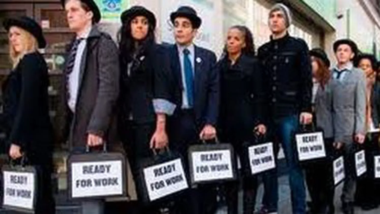 Restricțiile de pe piața muncii pentru români vor fi ridicate în Marea Britanie de la 1 ianuarie 2014