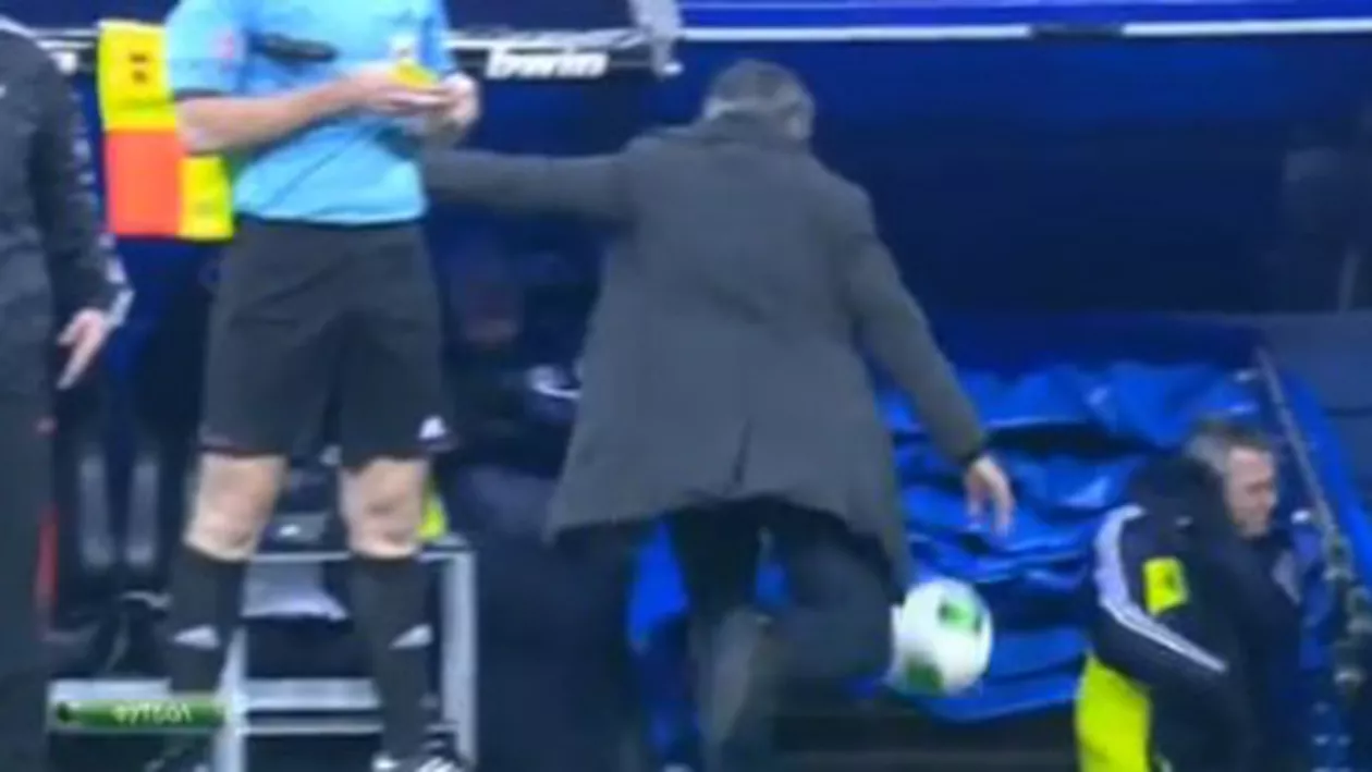 Tensiune extremă la Real Madrid: Jose Mourinho a șutat violent într-o minge, speriind toată banca de rezerve! (VIDEO)