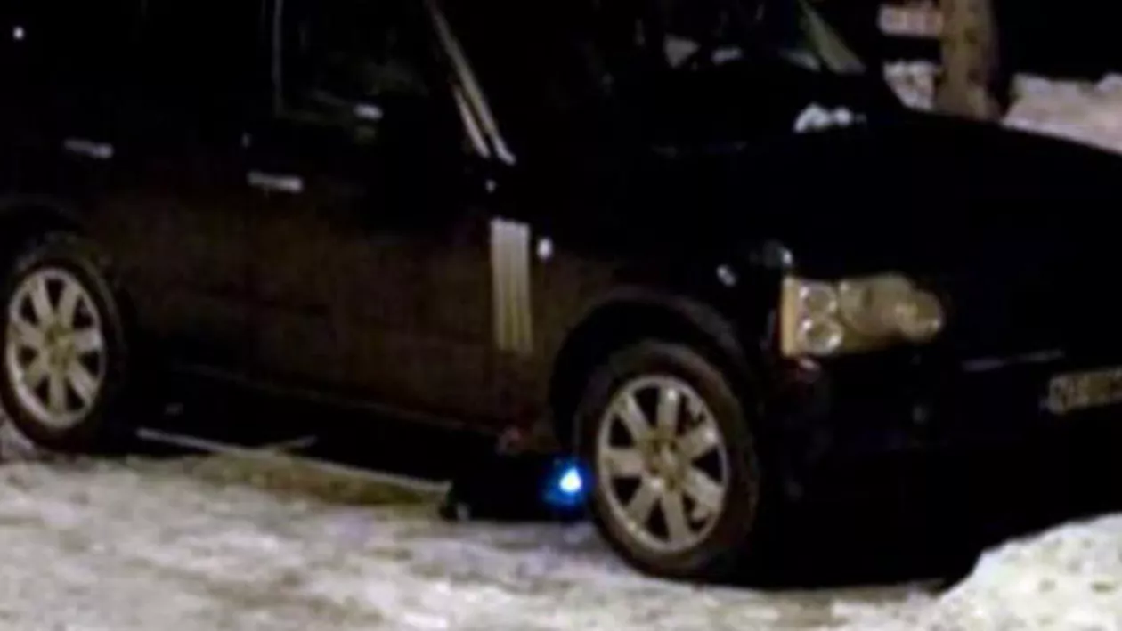 Atentatorii din Neamț, surprinși în timp ce montau bomba: Imagini de la amplasarea dispozitivului exploziv sub mașină (VIDEO)