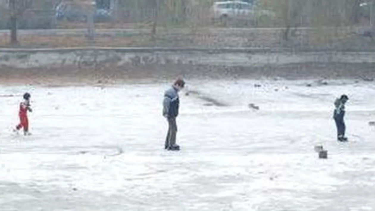 Un copil de doar 5 ani a căzut în Someșul înghețat: Pompierii sunt în căutarea băiatului prins sub gheață