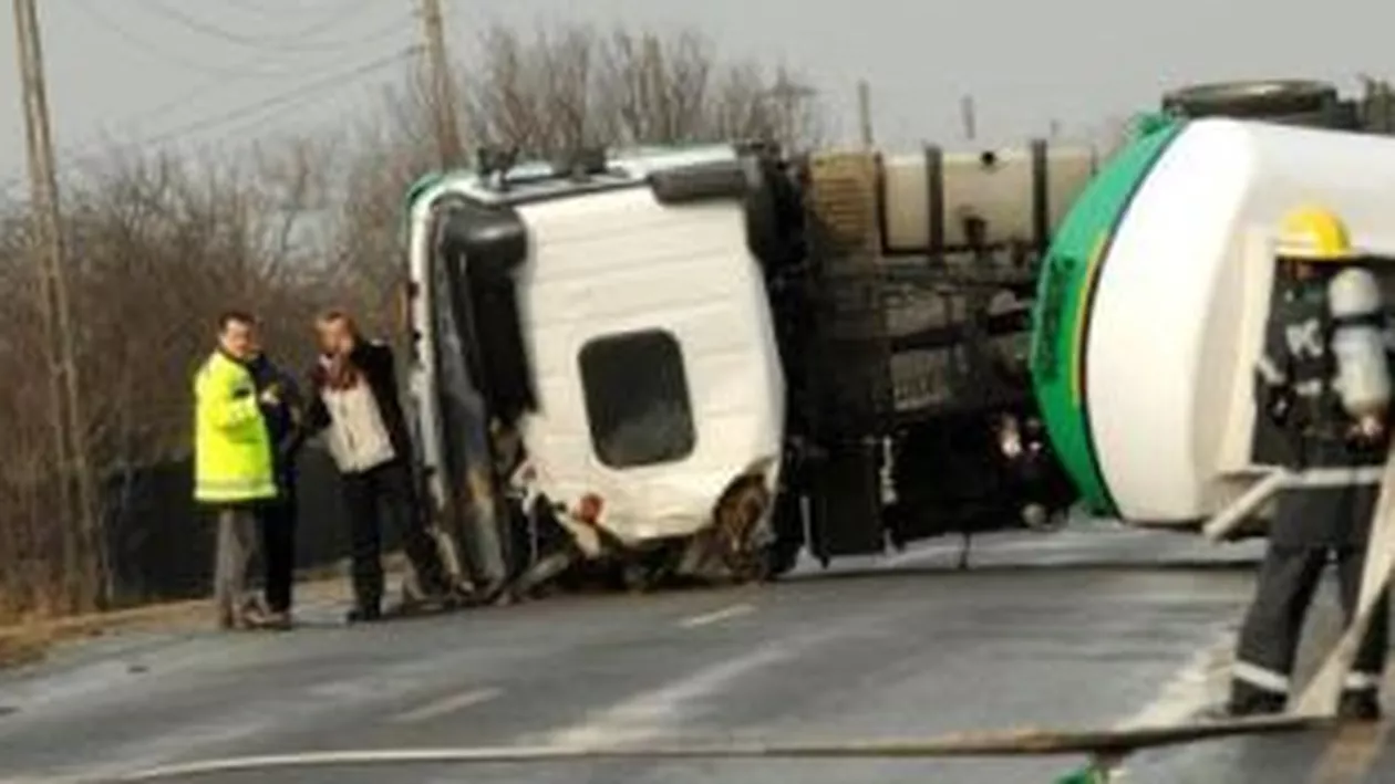 O cisternă cu sodă caustică s-a răsturnat pe șoseaua de centură a Sibiului