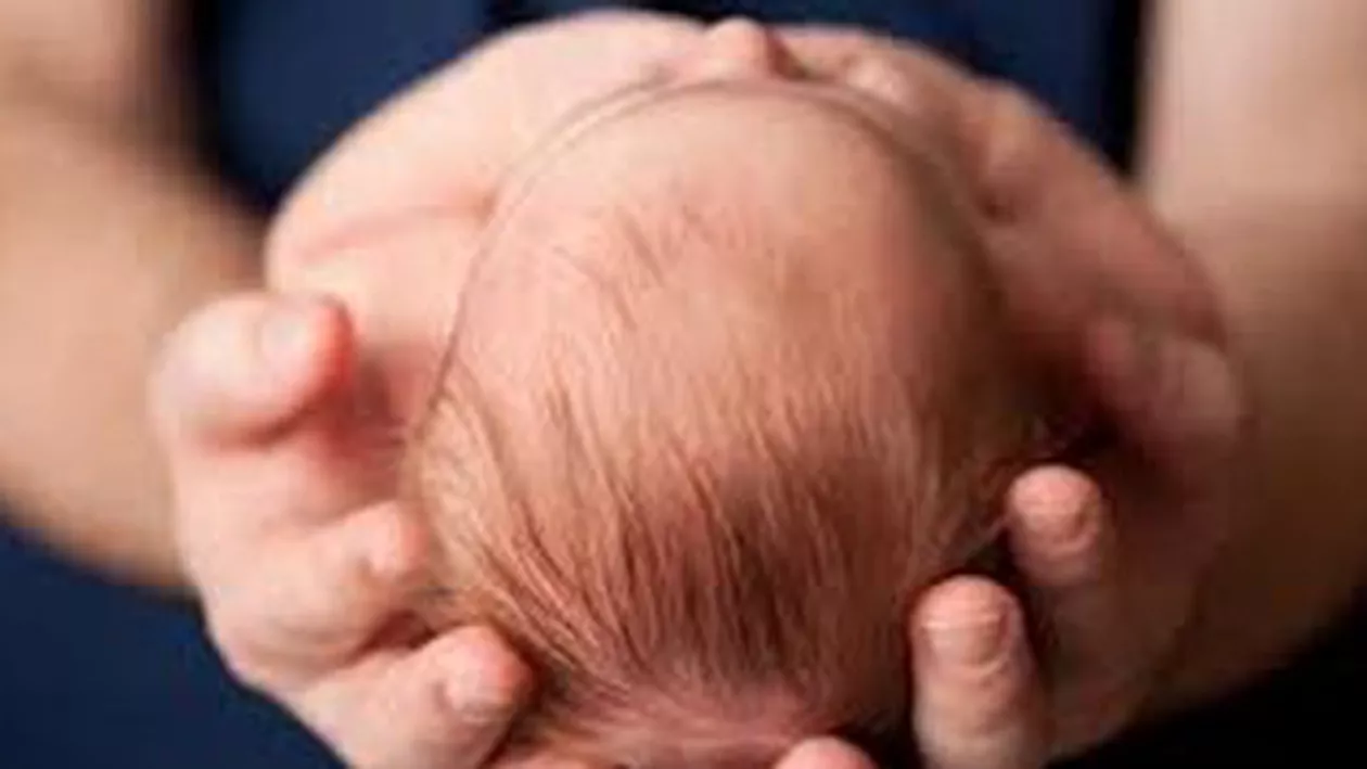 Un bebeluș a fost abandonat la Poliția Codlea. Mama micuțului: „Dacă pe ceilalți mi i-au luat, doar nu o să-l țin pe acesta mic, care îmi creează mai multe probleme”