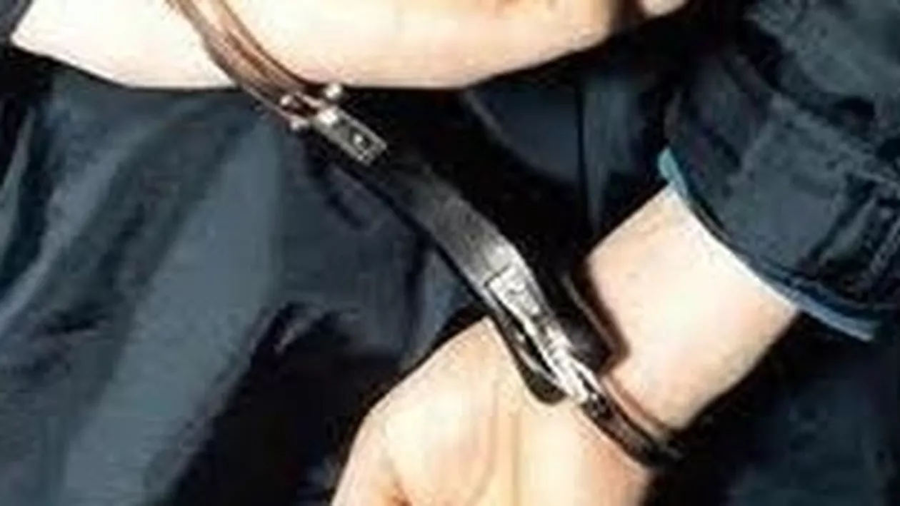 Ofiţer de la Serviciul Arme al Poliţiei Cluj, reţinut pentru trafic de influenţă