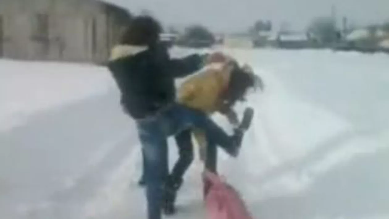 Bătaie violentă între două eleve din România, la început de școală (VIDEO)
