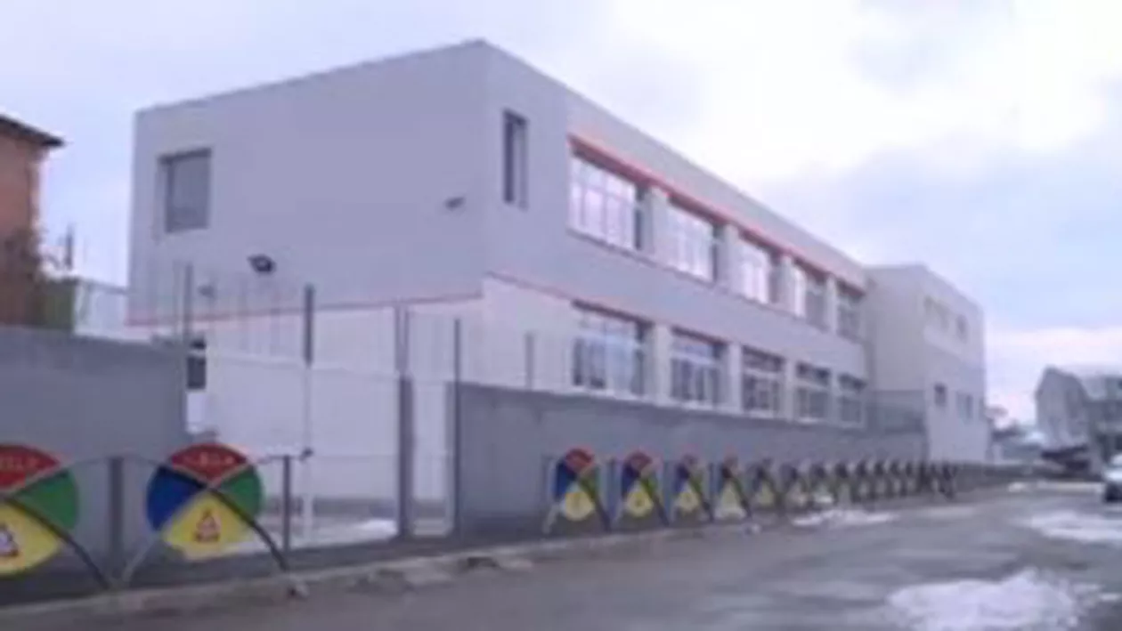 Un elev a fost înjunghiat lângă Şcoala 148 din București