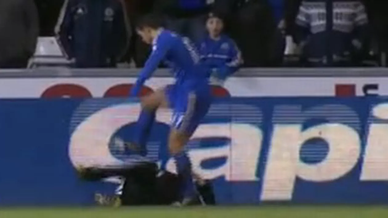 Cel mai urât fault din Anglia: Hazard a lovit cu picioarele un copil de mingi! (VIDEO)