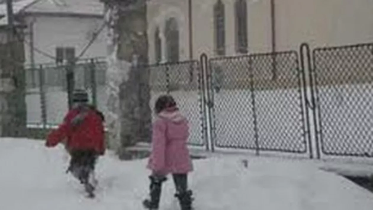 Zeci de școli au fost închise în Vaslui și Galați. Mai multe drumuri naționale și județene sunt blocate de zăpezi