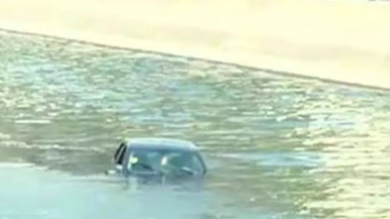 O maşină a căzut într-un lac din Călăraşi: O persoană a murit și alte patru sunt rănite
