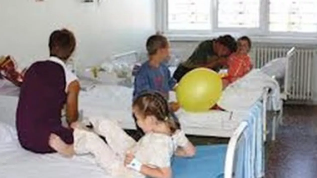 Medici din Buzău, despre copiii legați de paturi: Legea prevede clar că pacienţii cu probleme psihice grave pot fi contenţionaţi