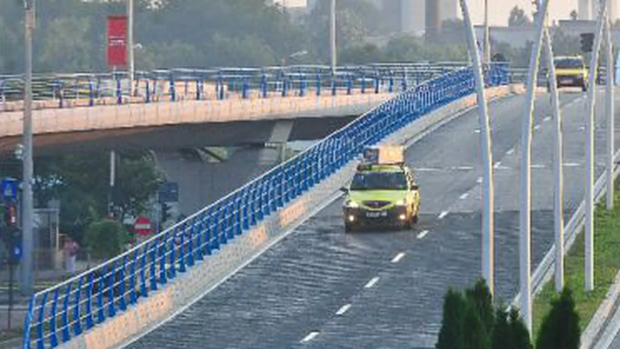 București: Un bărbat, care a căzut de pe Podul Basarab pe liniile de cale ferată, se află în stare gravă la spital