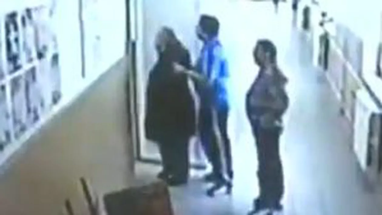 Un profesor de muzică din Focșani, bătut de familia unor elevi chiar în fața clasei