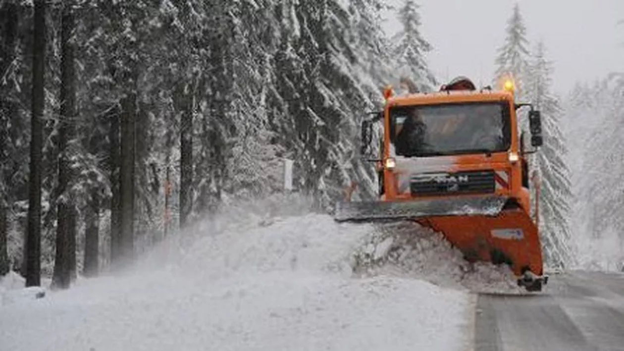 Trafic în condiții de iarnă în județul Maramureș: Vizibilitate redusă din cauza ceții în Pasul Prislop