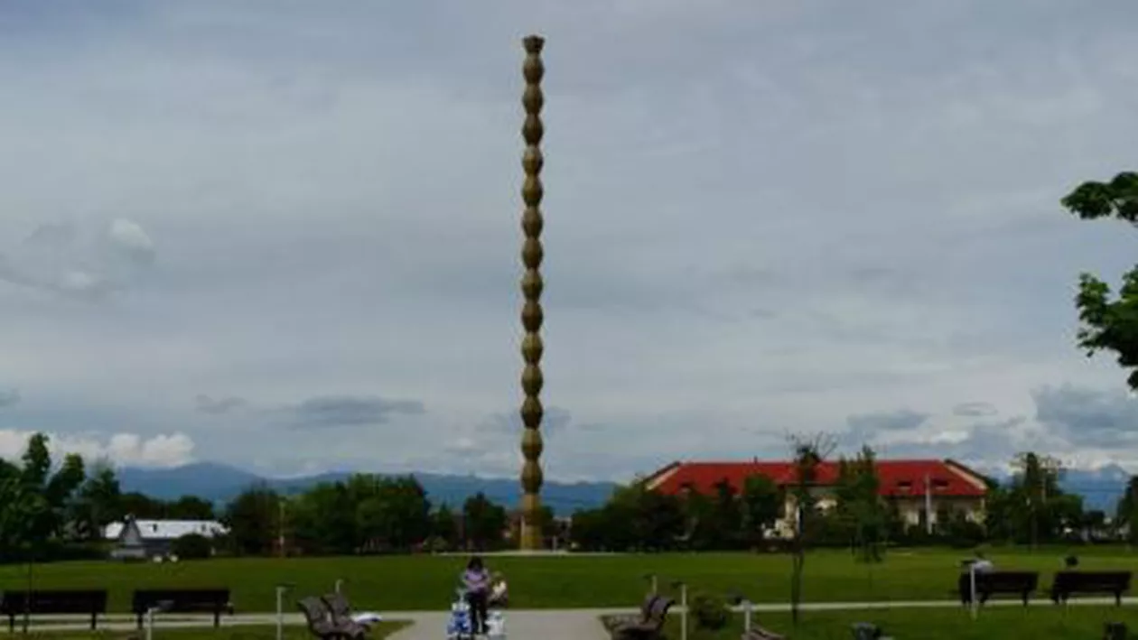 Cum a sculptat Constantin Brâncuși Coloana Infinitului. VEZI imaginile istorice (VIDEO)
