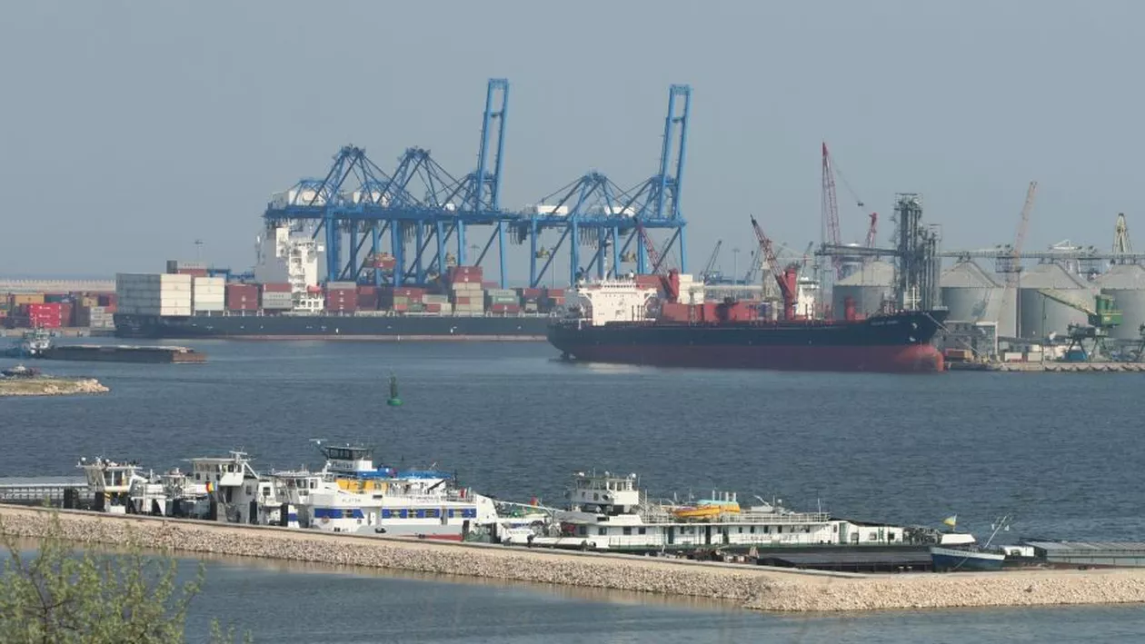 Porturile Constanţa Nord, Constanţa Sud-Agigea şi Midia, închise din cauza ceţii