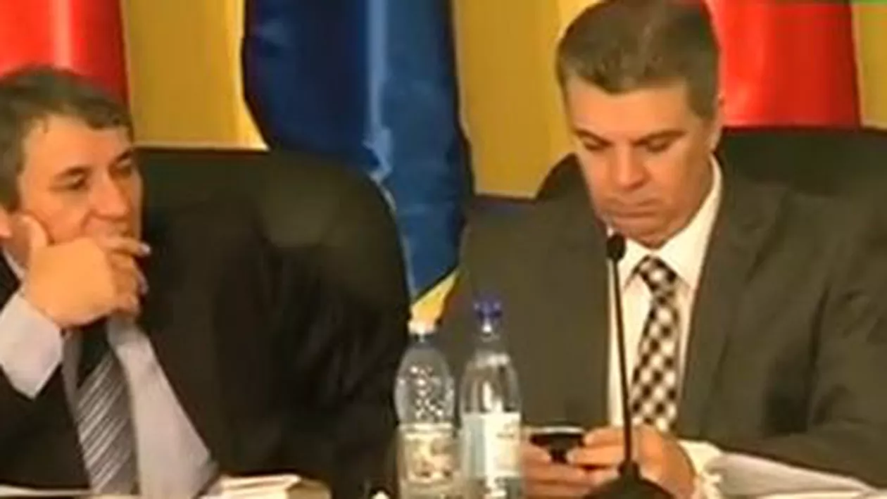 Zgonea şi Secretarul Camerei şi-au uitat microfonul deschis: "Ai văzut ce operativ sunt cu bulgăroaica? Ai găsit în mapă invitația?" (VIDEO)