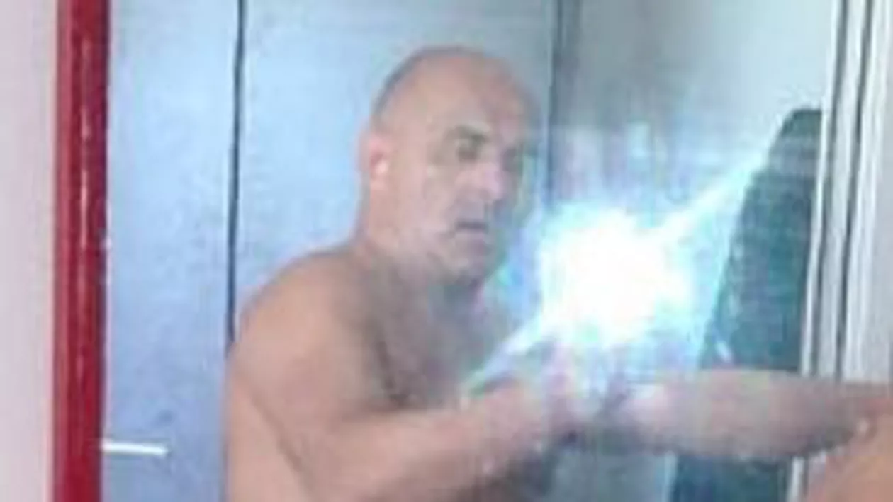 Fostul director al Colegiului Tehnic "Traian Vuia" din Satu Mare s-a filmat în timp ce făcea sex în incinta sălii de sport