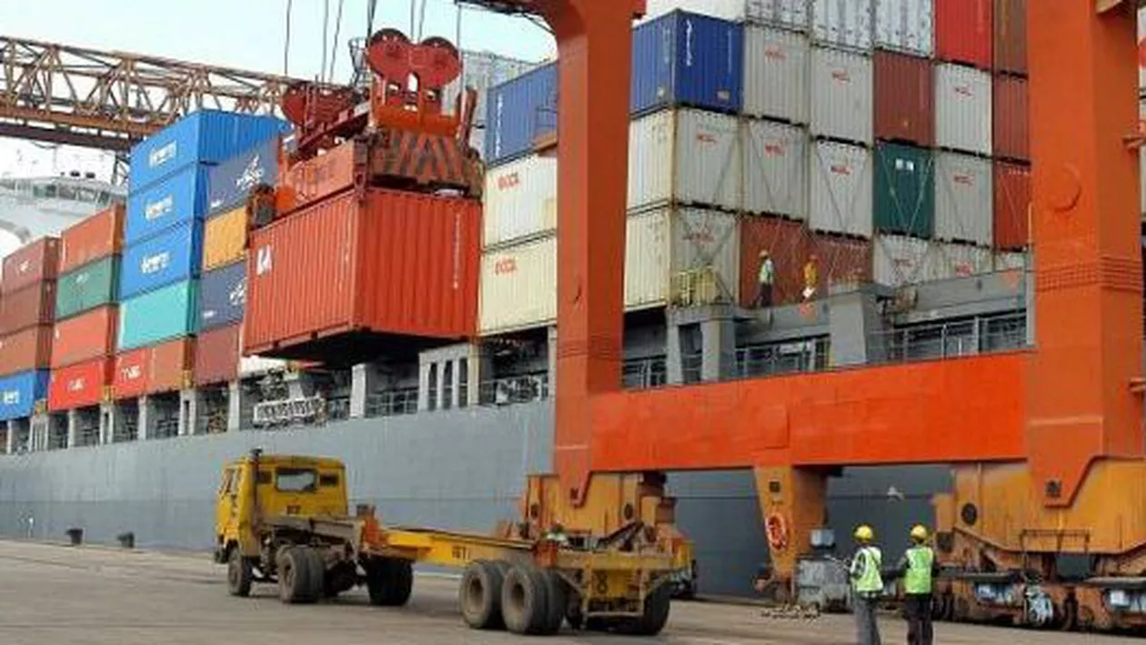 China a devenit în 2012 țara cu cele mai multe importuri și exporturi din lume, devansând SUA