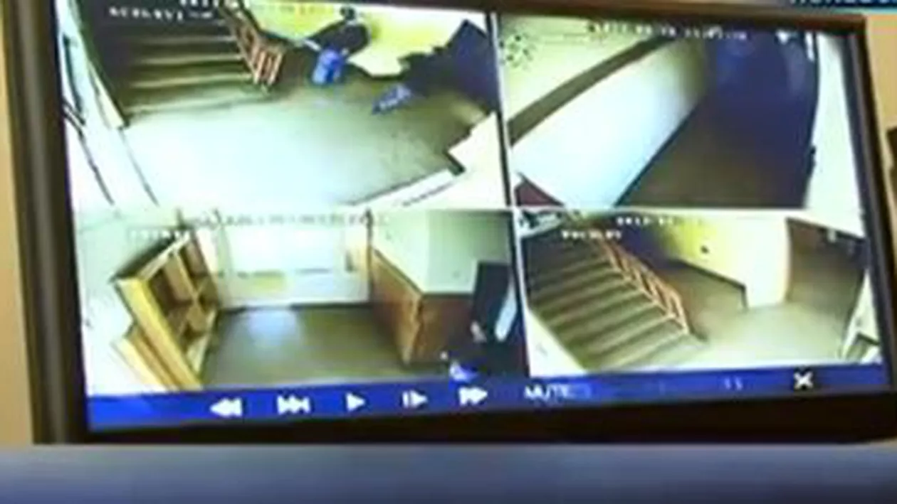 Bătaie între două eleve, pe holul Liceului de Telecomunicaţii din Hunedoara (VIDEO)