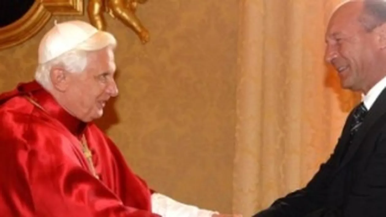 Traian Băsescu s-a întâlnit cu Papa Benedict la Vatican: Şeful statului a primit de la Suveranul Pontif o medalie aniversară a pontificatului său