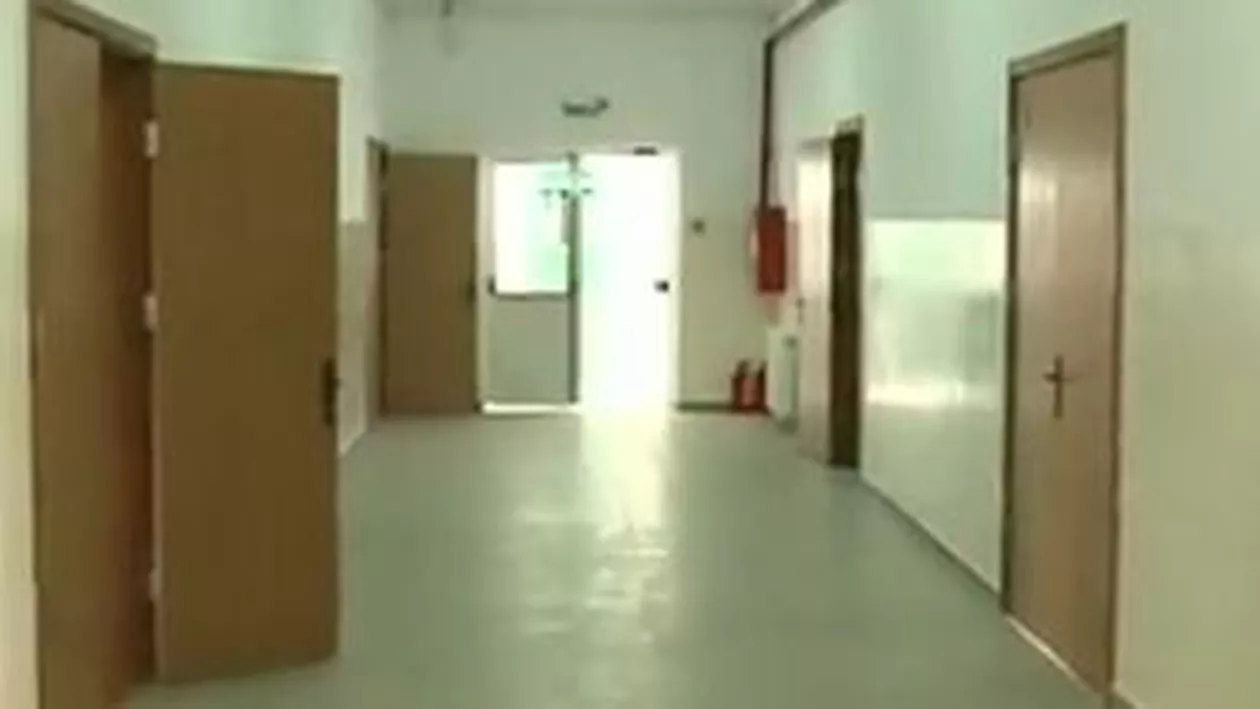 Un elev din București a fost aruncat de la etaj de patru colegi: Profesorii nu au raportat incidentul, mama elevului îi acuză de mușamalizare