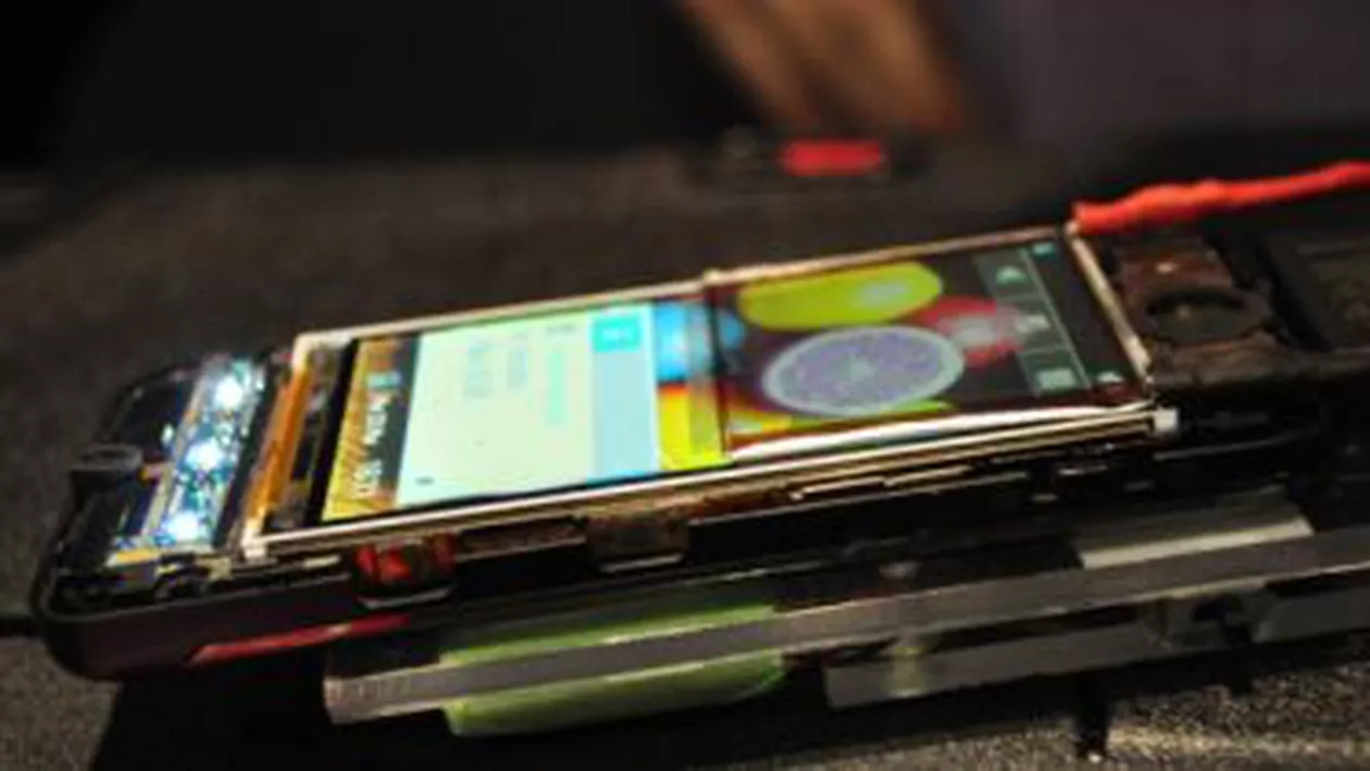 Invenție prezentată la Mobile World Congress: Folia fotovoltaică care încarcă smartphone-urile cu energie solară