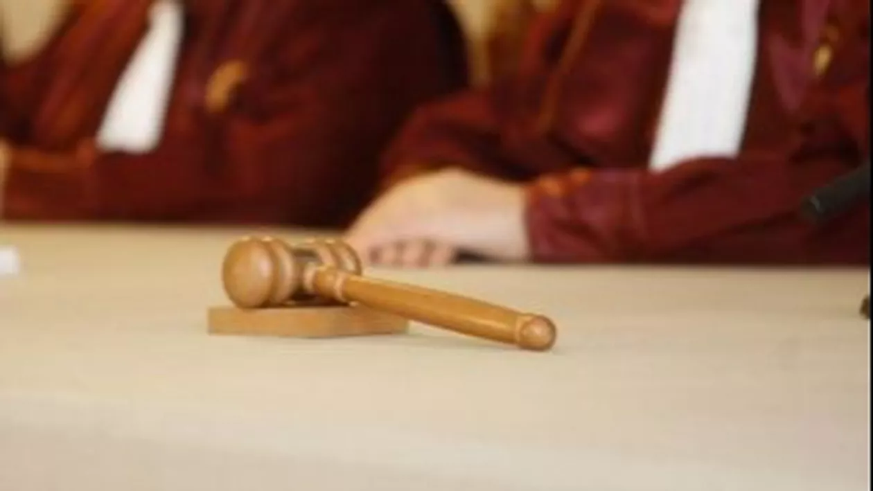 Curtea Constituţională dezbate miercuri sesizarea privind Statutul parlamentarilor