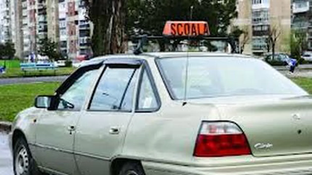 Instructorii auto pichetează, vineri, sediul Ministerului Transporturilor