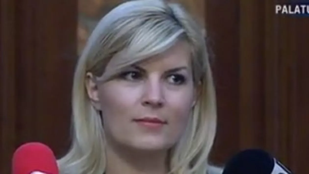 Elena Udrea: Aș umbla și desculță, nu numai în teniși, dacă asta ar face ca PDL să recâștige alegerile