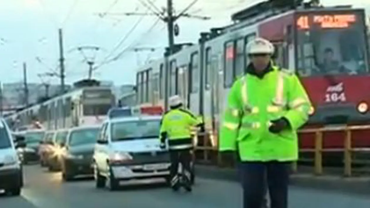 O persoană a alunecat sub un tramvai, în zona 1 Decembrie din București