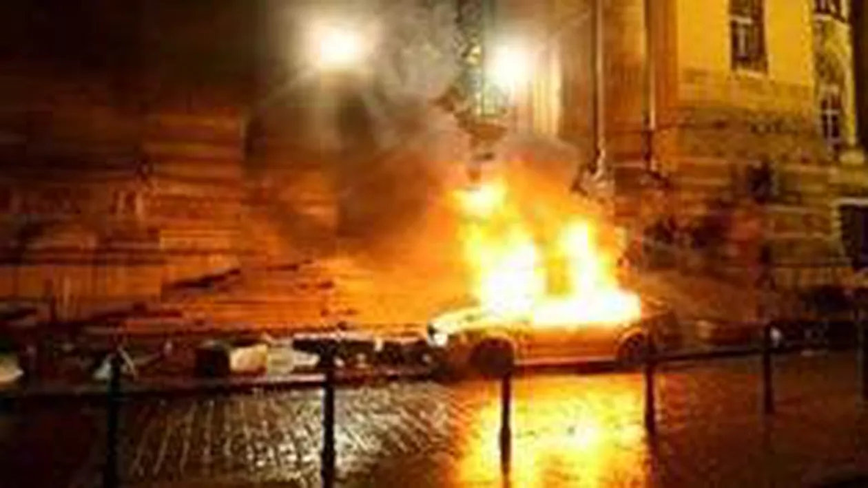 Un autoturism a fost mistuit în urma unui incendiu izbucnit într-o parcare din Capitală