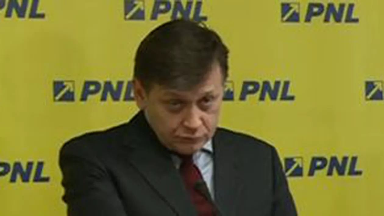 Crin Antonescu, iritat de jurnaliști: Să-l întrebați pe Ponta cum căuta Băsescu sticlă pe jos și cum e apoi să semnezi pacte (VIDEO)