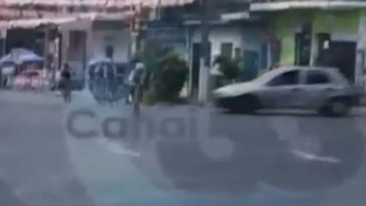 Accident oribil la ciclism: O mașină a intrat într-un grup de fete (VIDEO)
