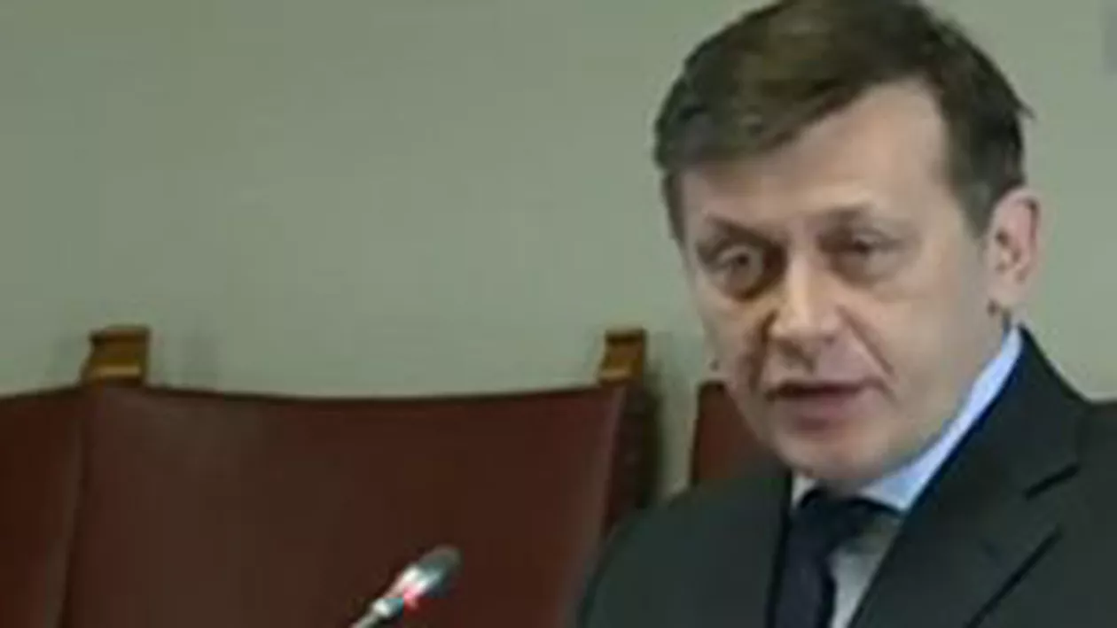 Crin Antonescu, la Academia Română: Nu intru în polemică cu Traian Băsescu, revizuirea nu o facem pentru președinte