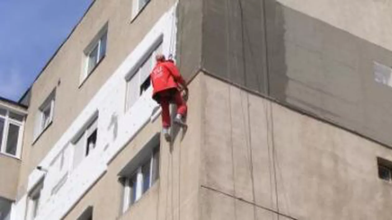 Cluj: Un alpinist utiliar se află în stare gravă după ce a căzut de la etajul șase al unui cămin studențesc pe care îl curăța