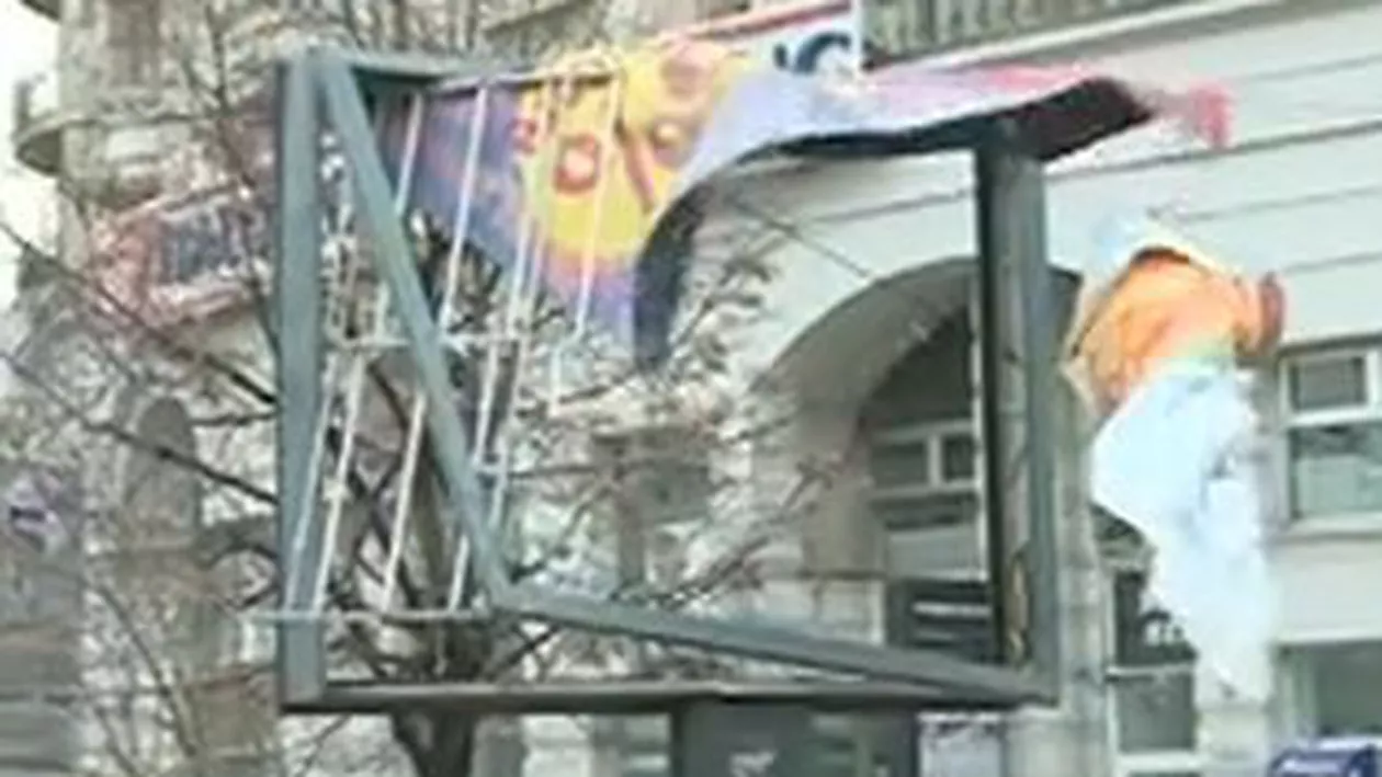 București: Un panou publicitar, răsturnat de vânt, a căzut peste două persoane
