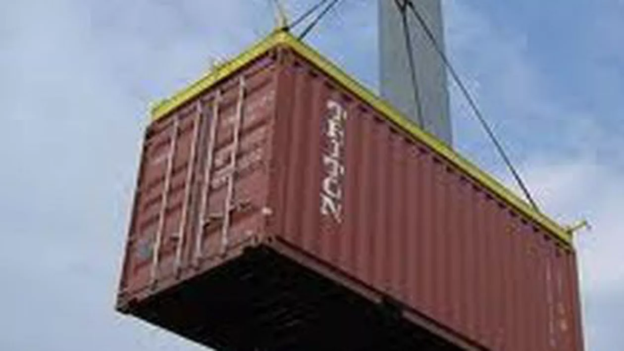 Mărfuri contrafăcute de peste 200.000 de euro, confiscate de vameşi în Portul Constanţa Sud - Agigea