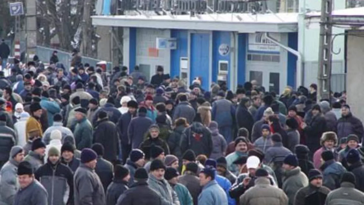 Muncitorii de la Mechel Câmpia Turzii au blocat drumul E60, protestând alături de copiii lor pentru neplata salariilor