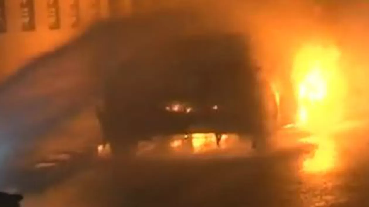 București: Trei mașini au fost incendiate într-o parcare din Prelungirea Ghencea (VIDEO)