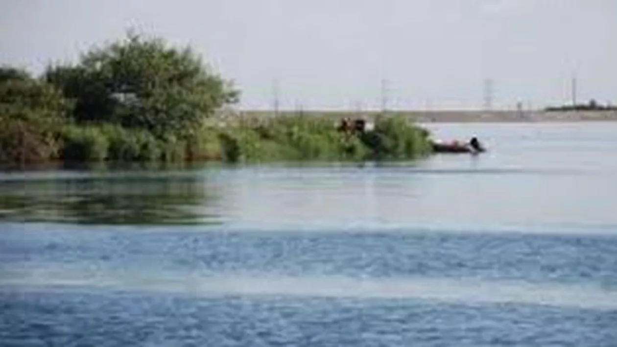 Un pescar a rămas blocat pe Dunăre, la Porțile de Fier 1, din cauza furtunii