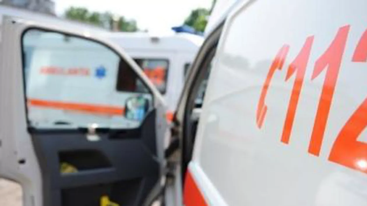 Arad: Un microbuz de persoane s-a răsturnat, traficul fiind îngreunat pe DN7