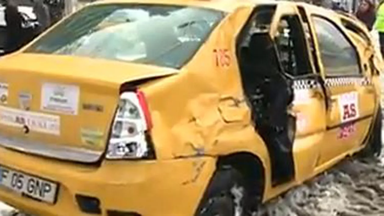 București: O mașină de taxi a fost prinsă între două tramvaie, șoferul și o pasageră au fost duși la spital