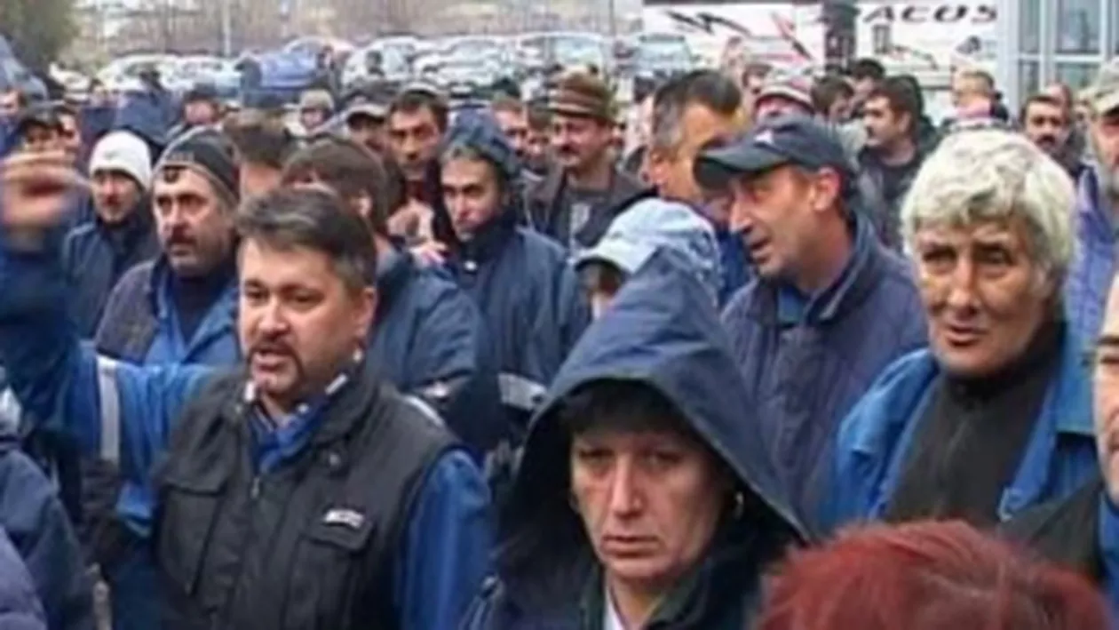 Noi proteste la Oltchim: Peste 1.000 de angajați au blocat, pentru a doua zi, circulația pe DN 64, la ieșirea din Râmnicu Vâlcea