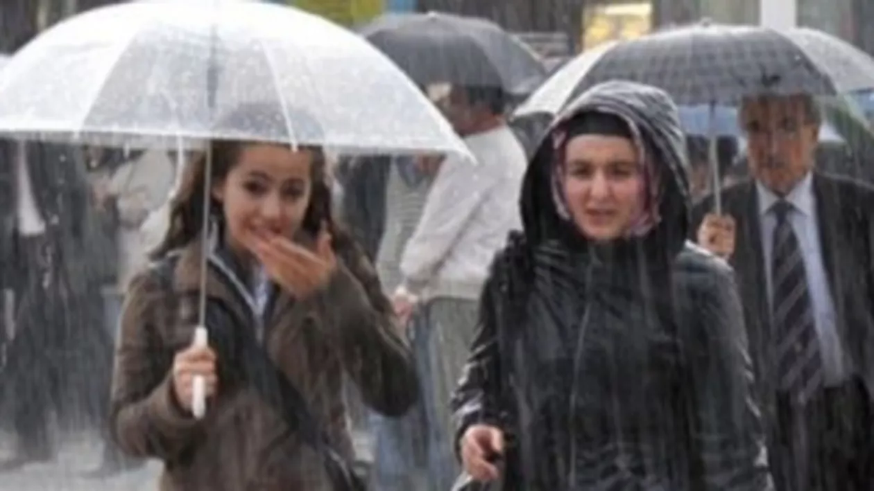 Avertizare nowcasting de ploi și descărcări electrice în județul Arad