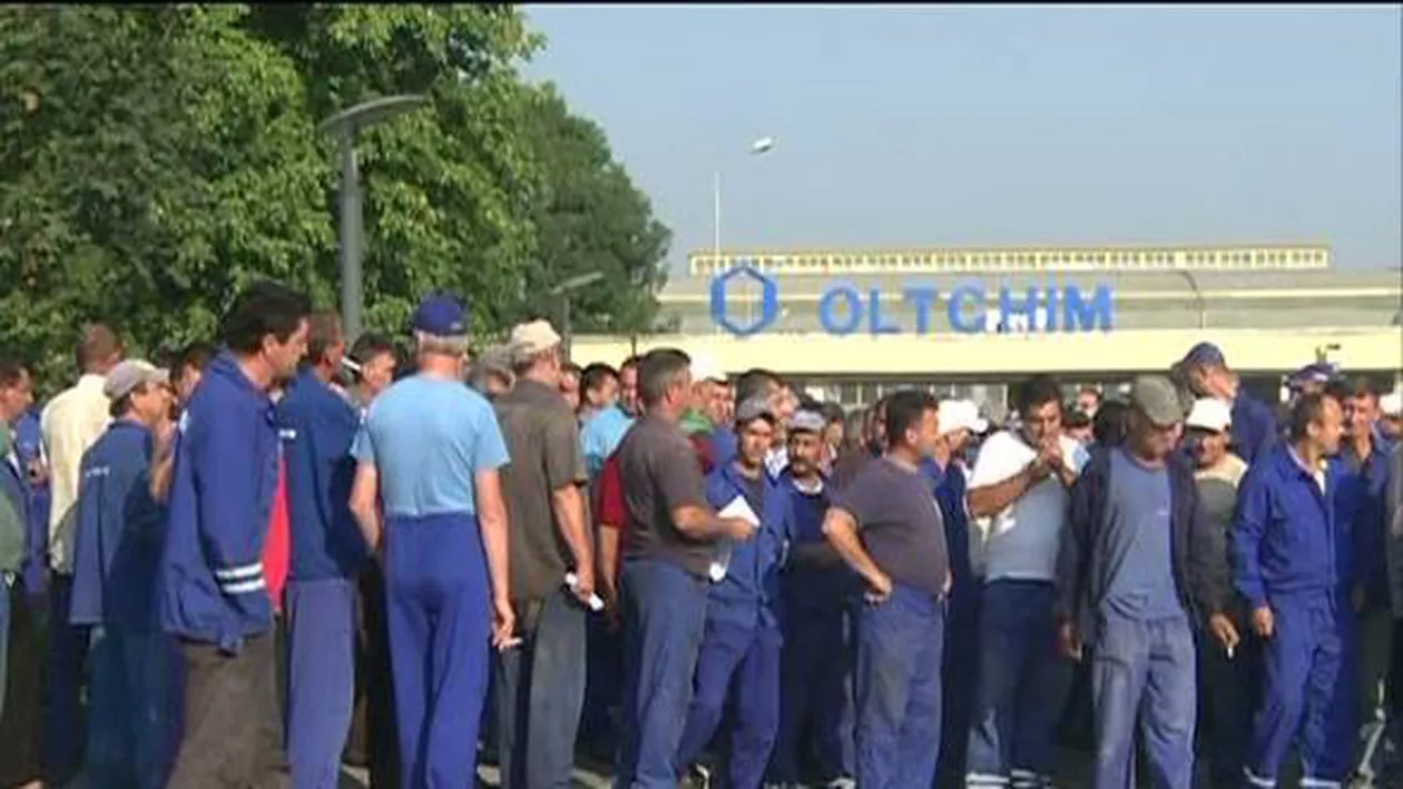 Salariații Oltchim Râmnicu Vâlcea protestează, cerând demisia lui Vosganian și venirea lui Ponta la combinat