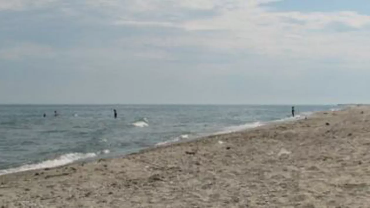 Descoperire macabră: Trupul unui bărbat mort, găsit de un cuplu pe o plajă din Mamaia