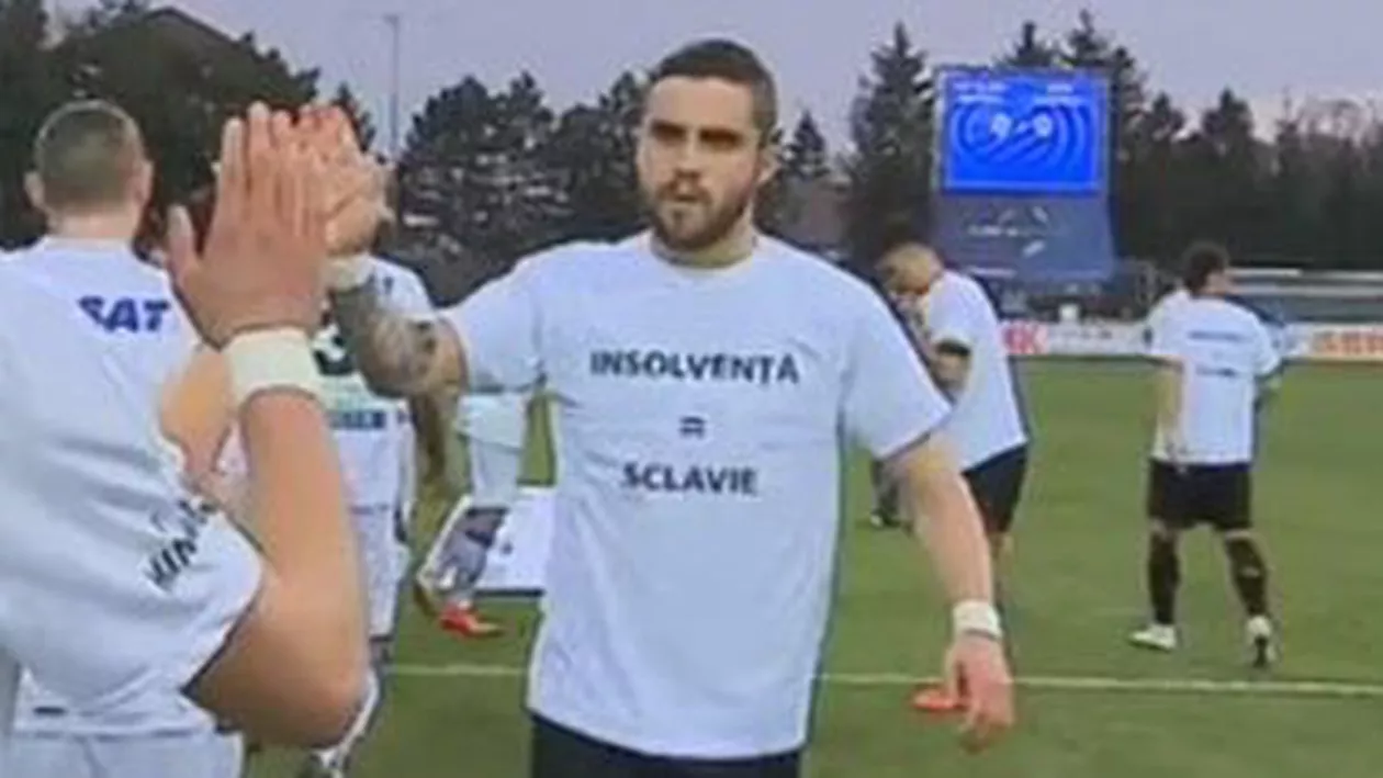 Protest în Liga 1: Rapidiștii au început meciul cu Gloria Bistrița cu zece minute mai târziu decât era programat