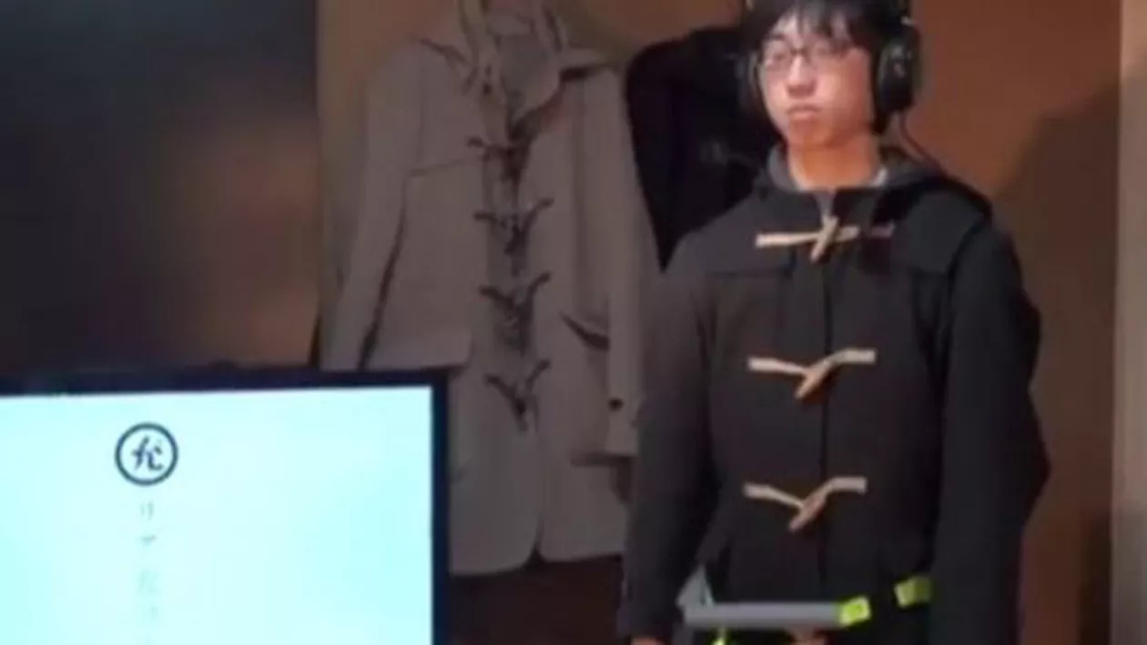 Japonezii au inventat haina pentru celibatari: Te îmbrățișează ca o adevărată iubită și îți șoptește cuvinte de dragoste (VIDEO)